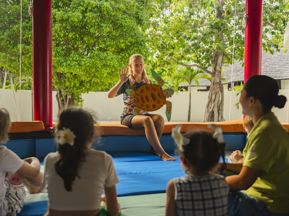 Caitlin Rentell teaching children about turtles